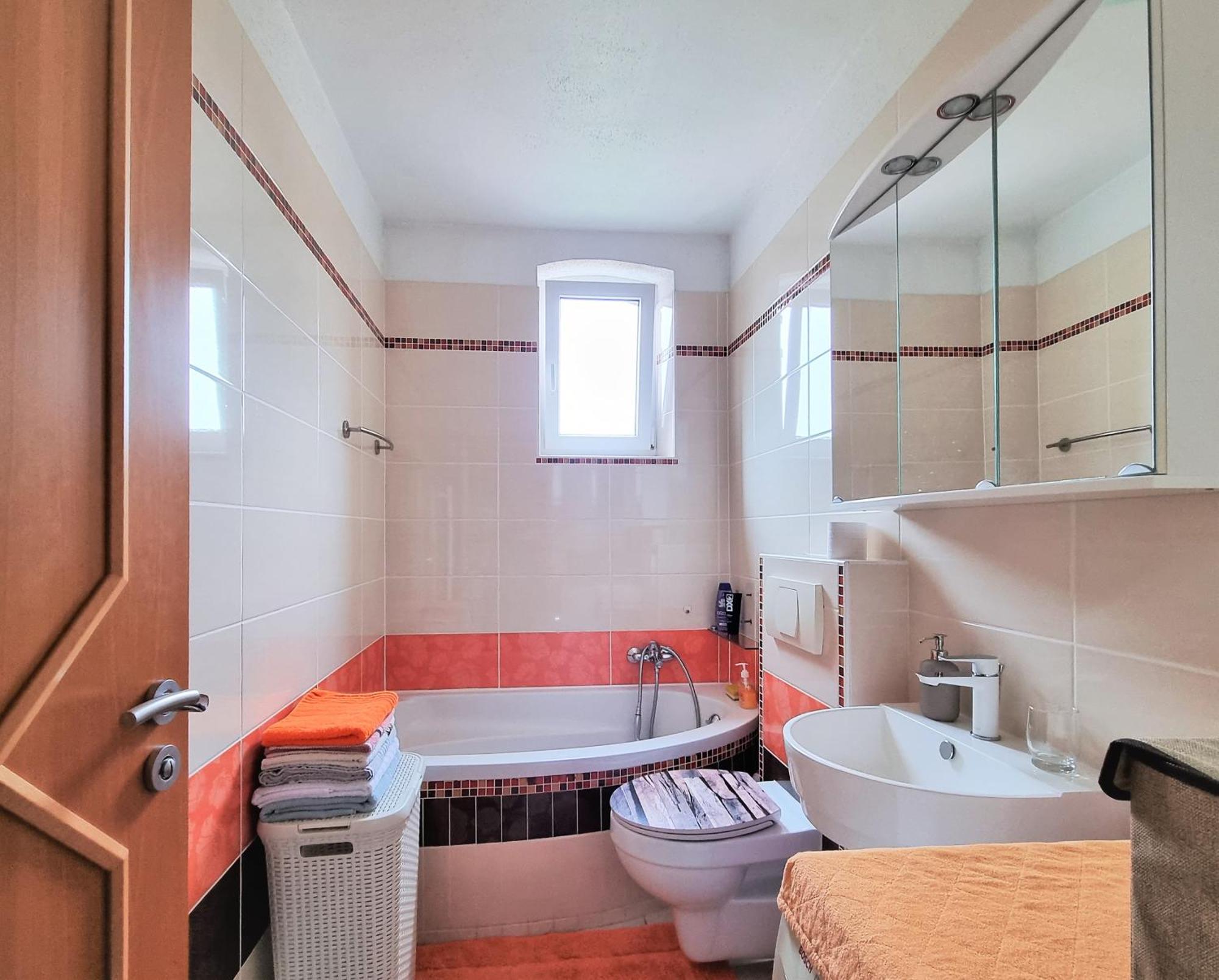 Apartment Bayreuth, Grosse Ferienwohnung Im Haus Mit Kunst, 3 Schlafzimmer, Kueche, Parkplatz Luaran gambar